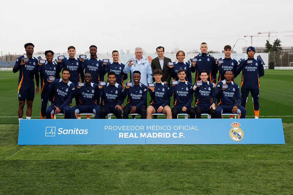 Los jugadores del Real Madrid reciben las tarjetas digitales de Sanitas
