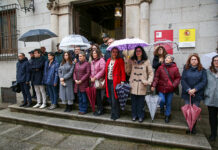 Milagros Tolón manifiesta el rechazo a los últimos asesinatos machistas en el minuto de silencio convocado en la Delegación
