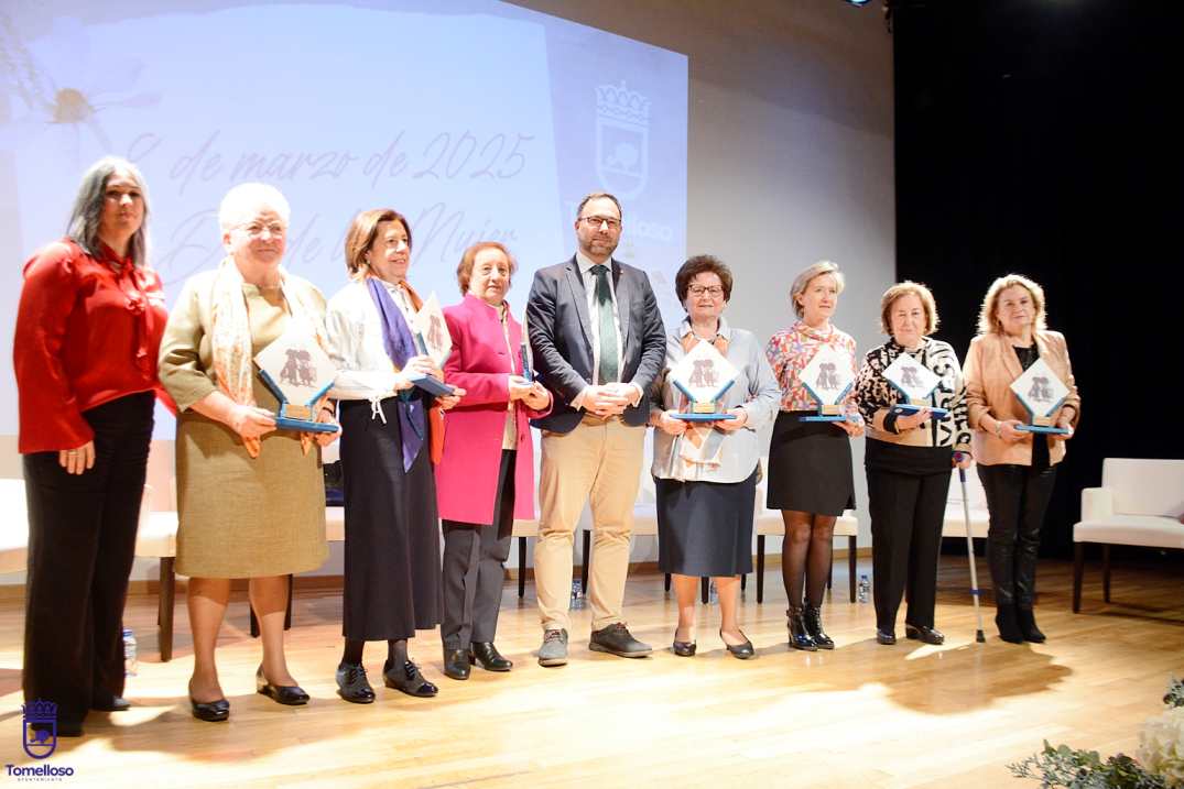 Las trabajadoras del IES Eladio Cabañero reciben el título de Terreras 2025 este 8M