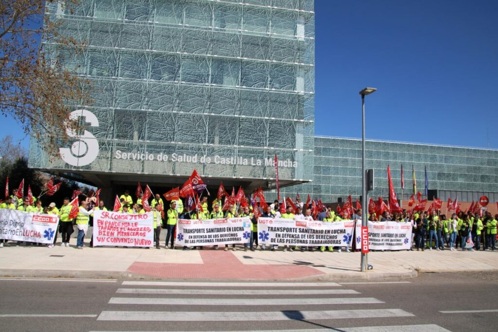 Cerca de 500 trabajadores y trabajadoras exigen al Sescam un transporte sanitario del siglo XXI