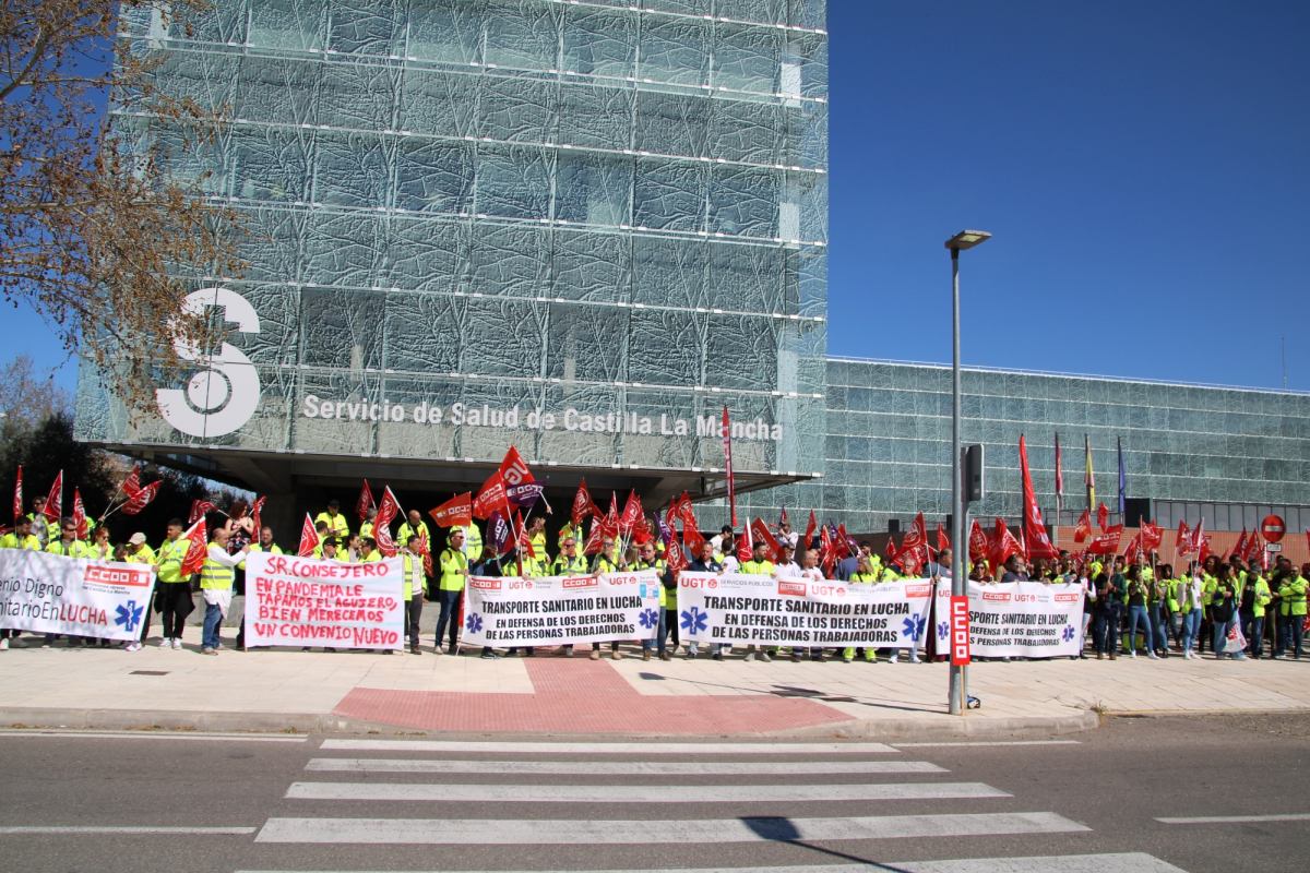 Cerca de 500 trabajadores y trabajadoras exigen al Sescam un transporte sanitario del siglo XXI