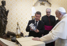 García-Page lamenta la muerte del Papa Francisco, un “buen hombre” a quien se va a recordar “por su clara vocación social”