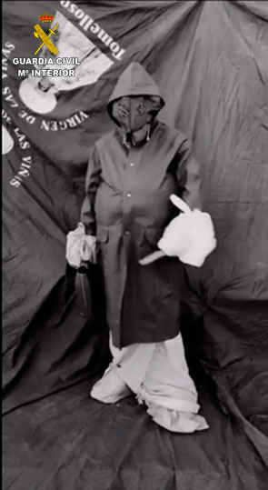 La Guardia Civil detiene a la persona que hurtó en la romería pasada el pañuelo de hierbas típico de Tomelloso sobre el Toro de Osborne