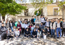 Argamasilla de Alba conmemora el Día del Libro con un homenaje cervantino protagonizado por ‘Los Académicos de la Argamasilla’ y estudiantes del IES Vicente Cano