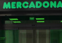 Un coche sale ardiendo en el parking del Mercadona de Tomelloso más céntrico de la ciudad