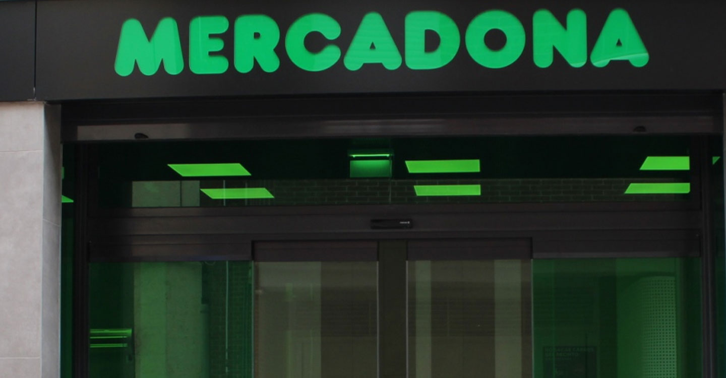 Un coche sale ardiendo en el parking del Mercadona de Tomelloso