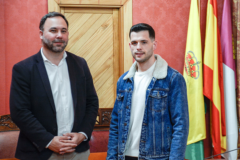 Navarro felicita a Pedro Alcolea por su título de Campeón de España Profesional de Kick Boxing