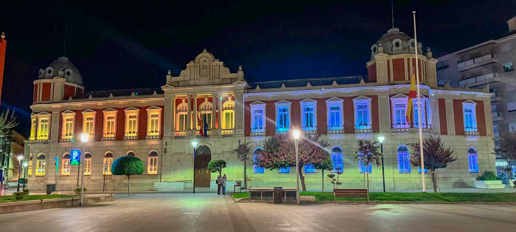 Iluminado el Palacio Provincial con los colores del Vaticano en memoria del Papa Francisco