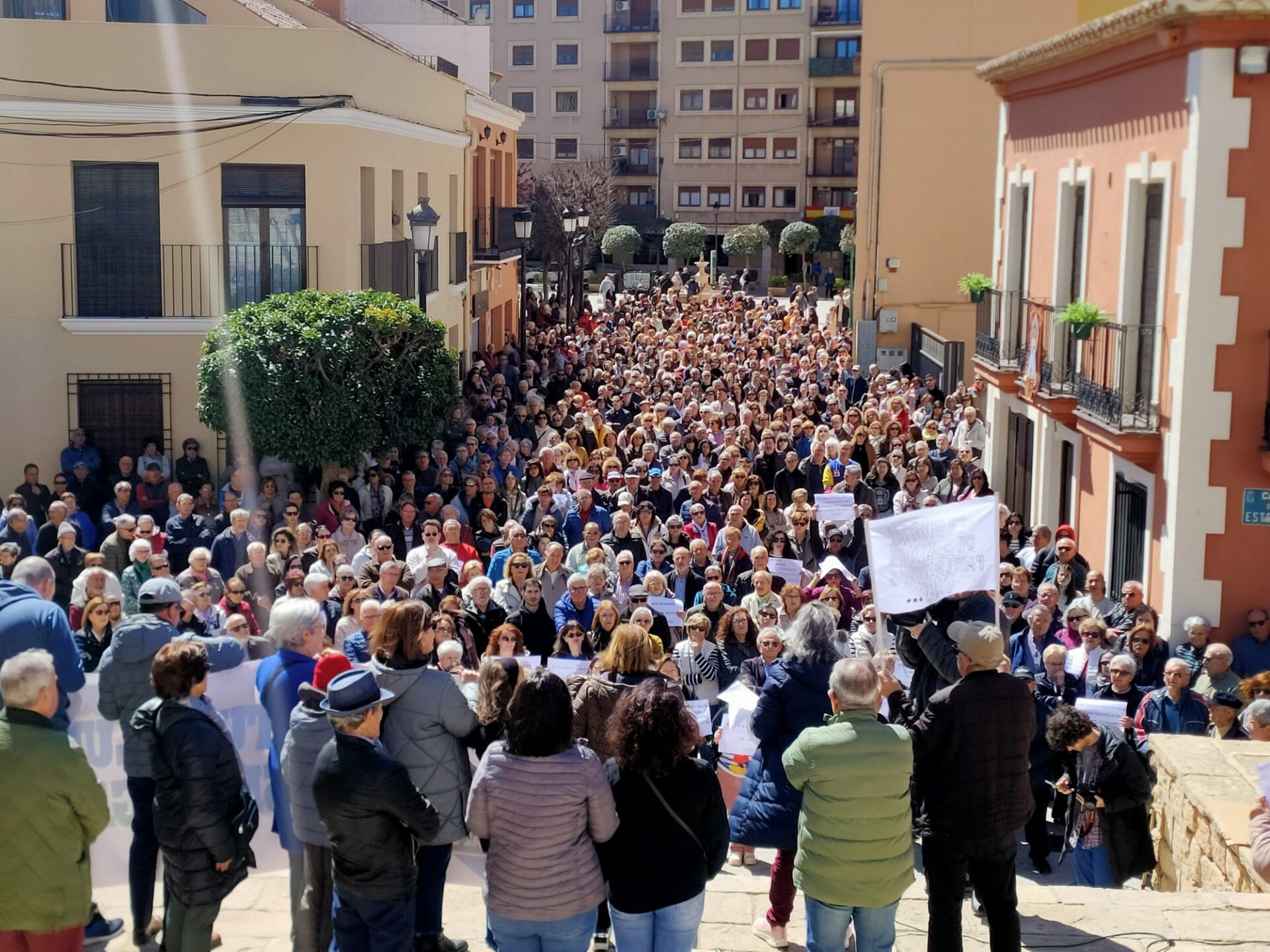 Más de un millar de personas se concentraron para protestar por la situación del Hospital de Almansa