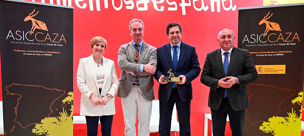 Valverde recibe el premio de la Asociación Interprofesional Asiccaza 2025 por su respaldo e impulso al sector cinegético