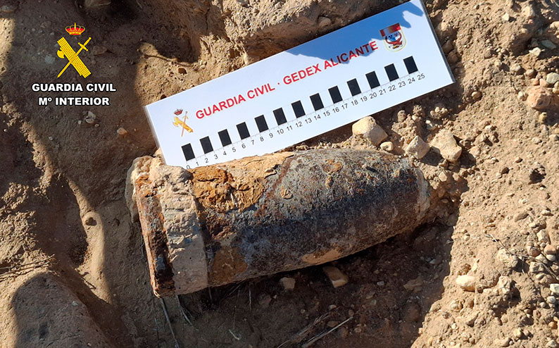 La Guardia Civil neutraliza un proyectil localizado en un terreno rural del término municipal de Almansa