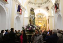 La ermita de la Virgen de la Luz acoge la Procesión del Silencio ante la lluvia en Almonacid