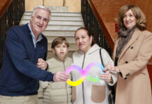 Ismael traslada al alcalde de Almodóvar del Campo el lema ‘Somos infinitos’ que este año visibiliza el Día Mundial de Concienciación sobre el Autismo