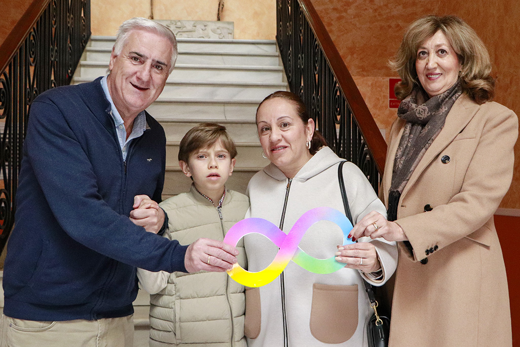 Ismael traslada al alcalde de almodóvar del Campo el lema ‘Somos infinitos’ que este año visibiliza el Día Mundial de Concienciación sobre el Autismo