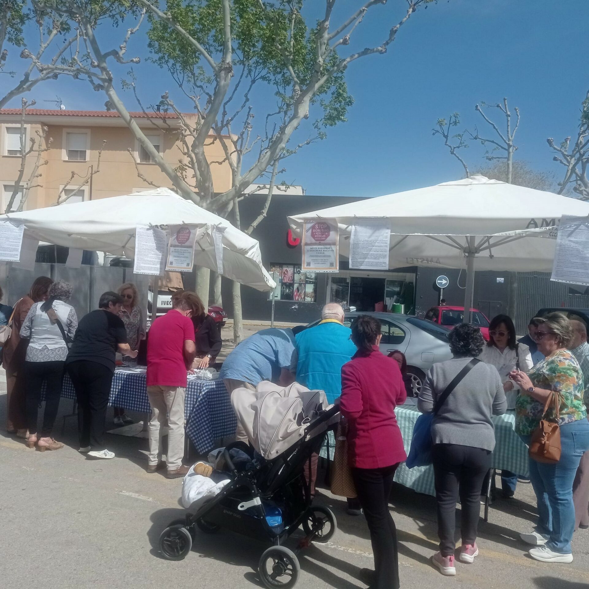 Éxito de participación ciudadana en la recogida de firmas contra las plantas de
