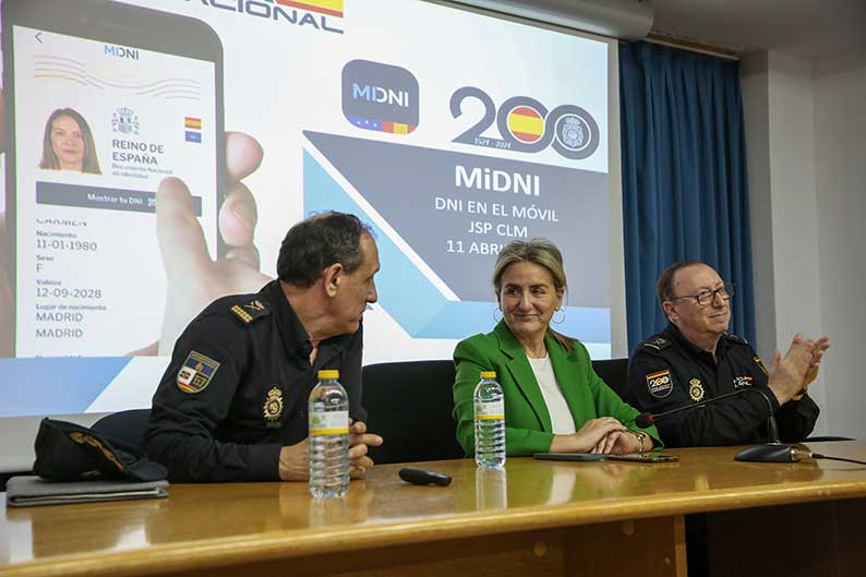 Milagros Tolón asiste en Toledo a la presentación de la aplicación MiDNI, que permite utilizar el DNI en el teléfono móvil