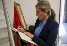 Milagros Tolón se despide de Francisco, “el Papa eterno”, en el libro de condolencias del Arzobispado de Toledo