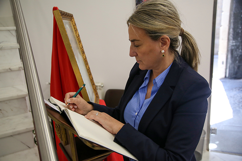 Milagros Tolón se despide de Francisco, “el Papa eterno”, en el libro de condolencias del Arzobispado de Toledo