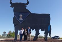 Ya huele a Romería en Tomelloso: El Toro de Osborne luce con su nuevo pañuelo