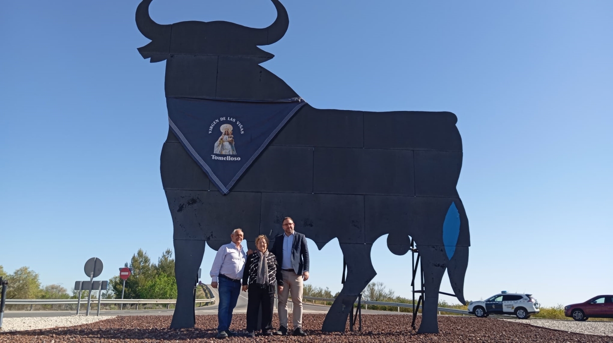 Ya huele a Romería: El Toro de Osborne luce con su nuevo pañuelo