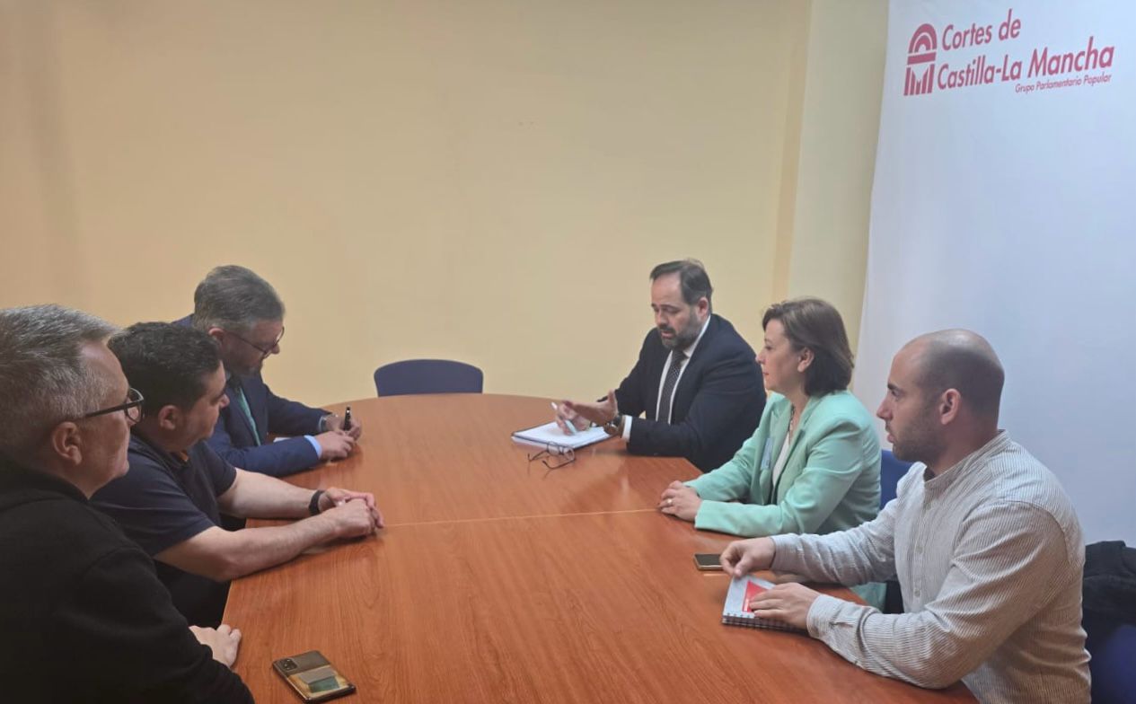 Los trabajadores del transporte sanitario de CLM trasladan a los grupos parlamentarios del PSOE y PP sus reivindicaciones