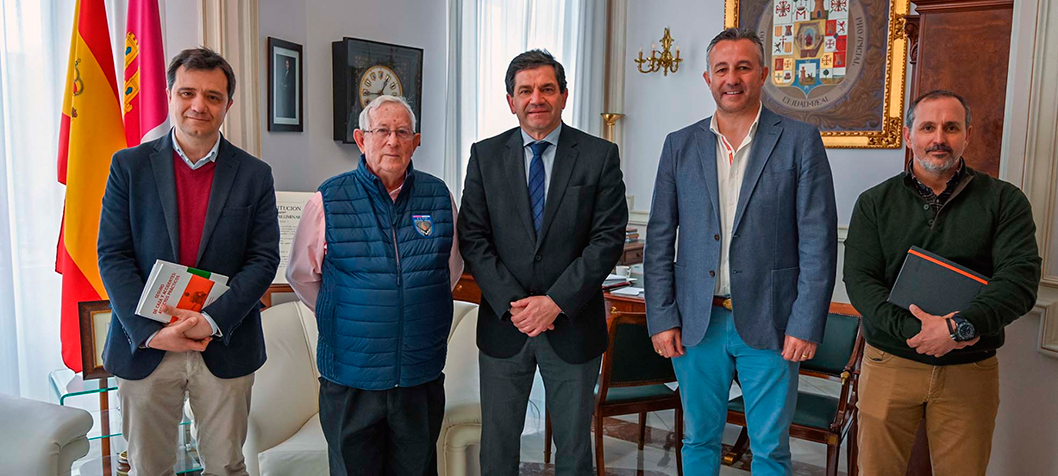 El presidente de la Diputación de Ciudad Real, Miguel Ángel Valverde, y el vicepresidente de Organización Interna, Adrián Fernández, se han reunido en el Palacio provincial con una representación de la delegación provincial de la Federación de Caza de Castilla-La Mancha encabezada por Manuel Aranda. La federación posee más de cinco mil asociados sólo en la provincia de Ciudad Real que están adscritos a casi un centenar de sociedades federadas. Valverde ha destacado la importancia de las sociedades de cazadores en nuestra provincia y la imprescindible labor que realizan en beneficio de toda la sociedad garantizando una caza ordenada y regulada, mitigando los daños a la agricultura provocados por los conejos o por las especies de caza mayor. Los clubes federados en la provincia gestionan centenares de miles de hectáreas en la provincia. Su papel resulta esencial para la realización de una agricultura rentable. El delegado provincial de la Federación de Caza de Castilla-La Mancha y el presidente de la institución provincial se han comprometido a explorar vías de colaboración para ayudar a las sociedades de cazadores locales de la provincia. Manuel Aranda ha destacado, durante el encuentro, el papel callado pero constante que realizan las sociedades federadas y la necesidad de apoyarlas en su tarea cotidiana, ya que esta labor es la gran olvidada. De no existir las sociedades de cazadores locales “habría que inventar un cuerpo de funcionarios con cargo al gasto público” ha dicho el delegado en Ciudad Real. La reunión se enmarca en el compromiso de la Diputación Provincial de Ciudad Real con el sector primario y con el colectivo de cazadores de la provincia. Ambos dirigentes han destacado la necesidad de reducir al mínimo la burocracia y las gestiones en estas sociedades sin ánimo de lucro de forma que su labor se vea simplificada y sea más ágil. También ha hablado de la necesidad de profundizar en la seguridad en el desarrollo de esta actividad para evitar accidentes inadecuados.