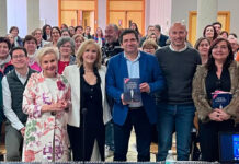 Valverde asiste en Bolaños a la presentación de “Luna roja”, la primera novela policiaca de la periodista Nieves Herrero