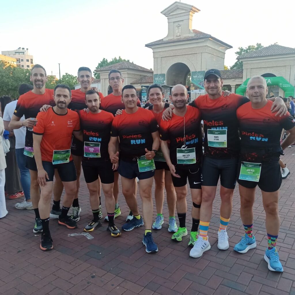Integrantes de Los Pieles Run disfrutan y compiten a un gran nivel en la 10K Nocturna de Albacete