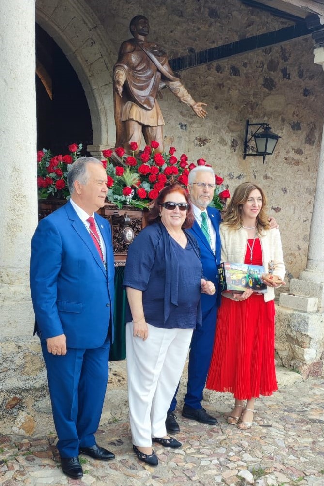 AMFAR premia a las mujeres en el concurso de arada femenino de San Isidro en Ciudad Real