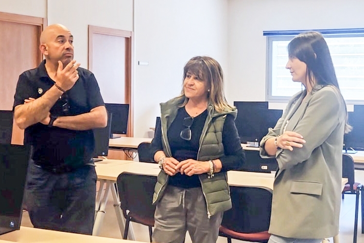 El Ayuntamiento de Mota del Cuervo se interesa por el aula informatizada de la DGT de Tomelloso