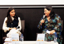 Inés de Limburg Stirum presenta en Tomelloso su primer poemarío “Contando las olas”