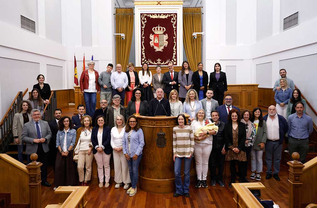 Las Cortes de CLM elogian “el compromiso vital precioso” de las familias de acogida de menores