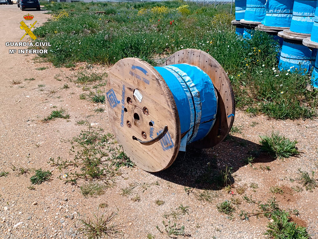 Detenidas tres personas cuando se disponían a sustraer dos bobinas de aluminio en un parque solar de Almadrones