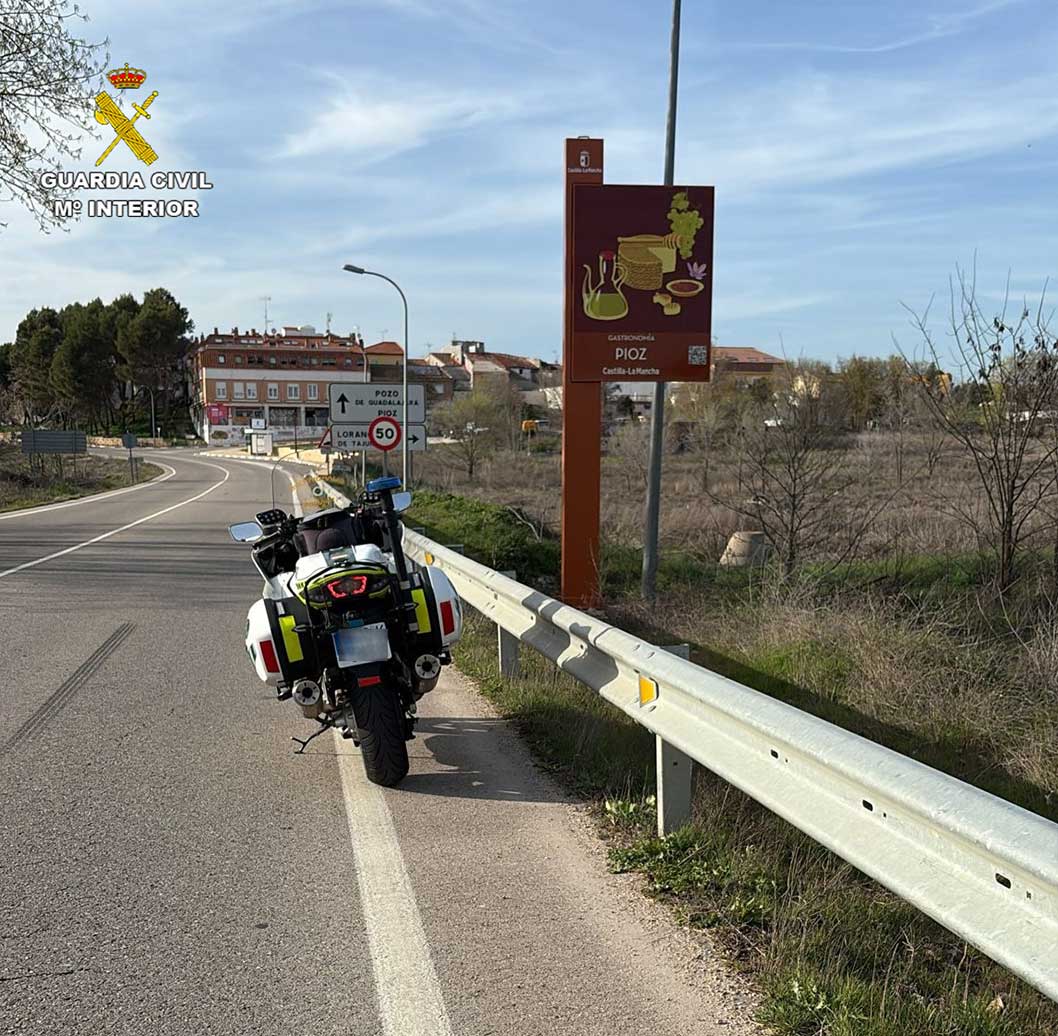 La Guardia Civil detiene a tres personas que circulaban con un vehículo sustraído tras darse a la fuga en un control de alcoholemia y “saludar” a los agentes