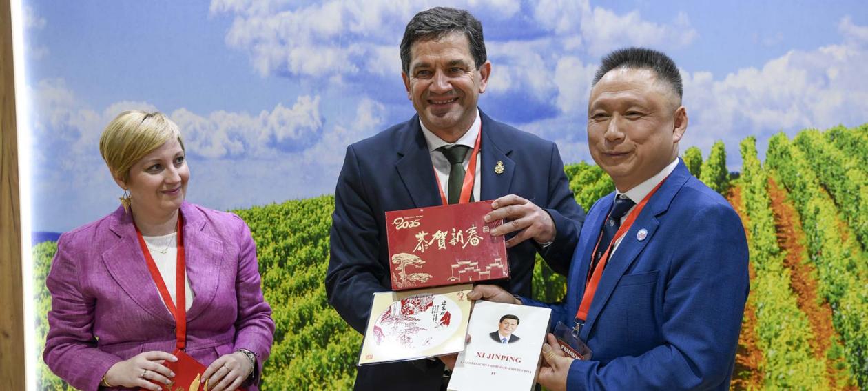 La Diputación de Ciudad Real y la Asociación General de Qingtianes en España firman un protocolo de colaboración en FENAVIN para promocionar los valores de la provinciay el sector vitivinícola en China