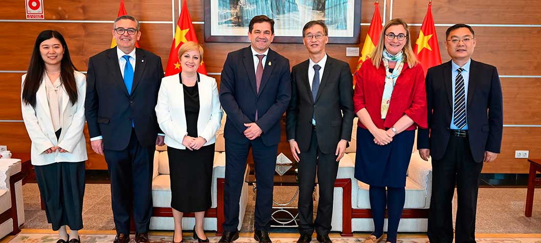 Miguel Ángel Valverde tiende puentes para que el vino y otros productos agroalimentarios de Ciudad Real puedan posicionarse en el mercado chino