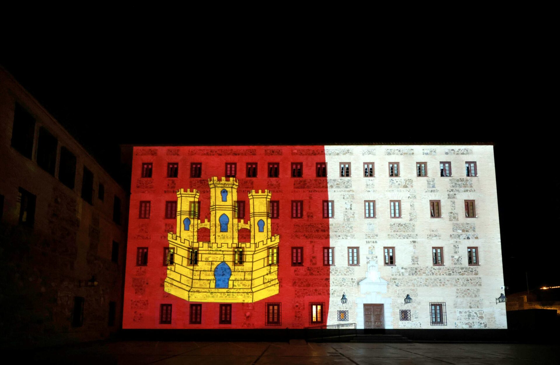 La fachada de San Gil se ilumina esta noche y mañana con una imagen de la bandera de Castilla-La Mancha
