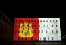 La fachada de San Gil se ilumina esta noche y mañana con una imagen de la bandera de Castilla-La Mancha