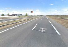 Fallece el conductor de un camión tras salirse de la vía y volcar en la A-4