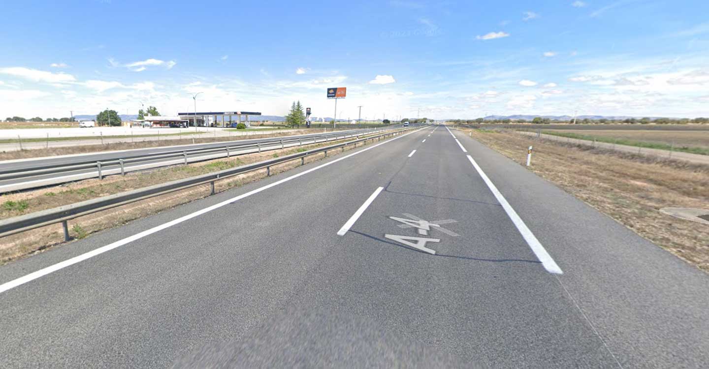 Fallece el conductor de un camión tras salirse de la vía y volcar en la A-4