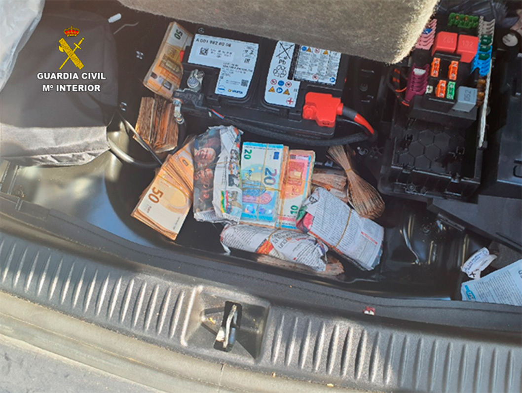 La Guardia Civil interviene en un control ciento treinta y tres mil novecientos euros