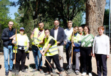 Javier Navarro visita el parque Embajadores para conocer el trabajo de los alumnos del colegio de educación especial Ponce de León