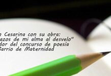 Lenin Cesarina con su obra: «Retazos de mi alma al desvelo» ganador del concurso de poesía del Barrio de Maternidad
