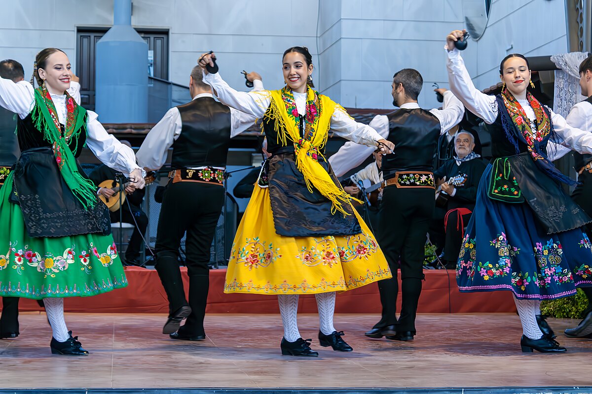 El XXVIII Festival Folklórico de Mayos Manchegos llenó de tradición la Cueva de Medrano