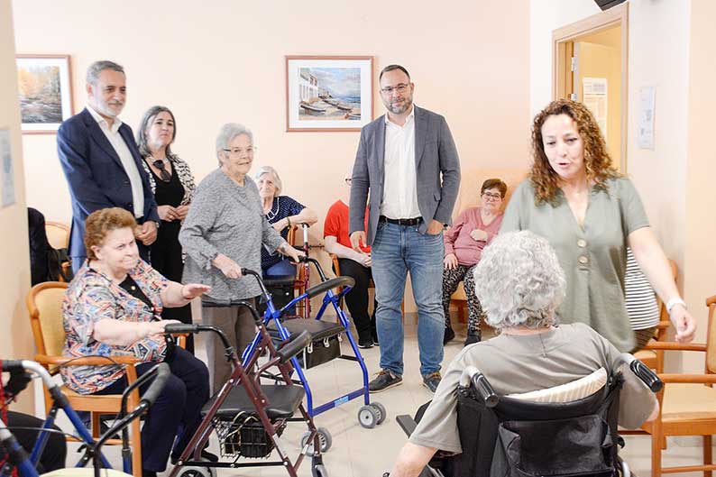 Javier Navarro visita en Tomelloso la Residencia de Mayores Don Quijote