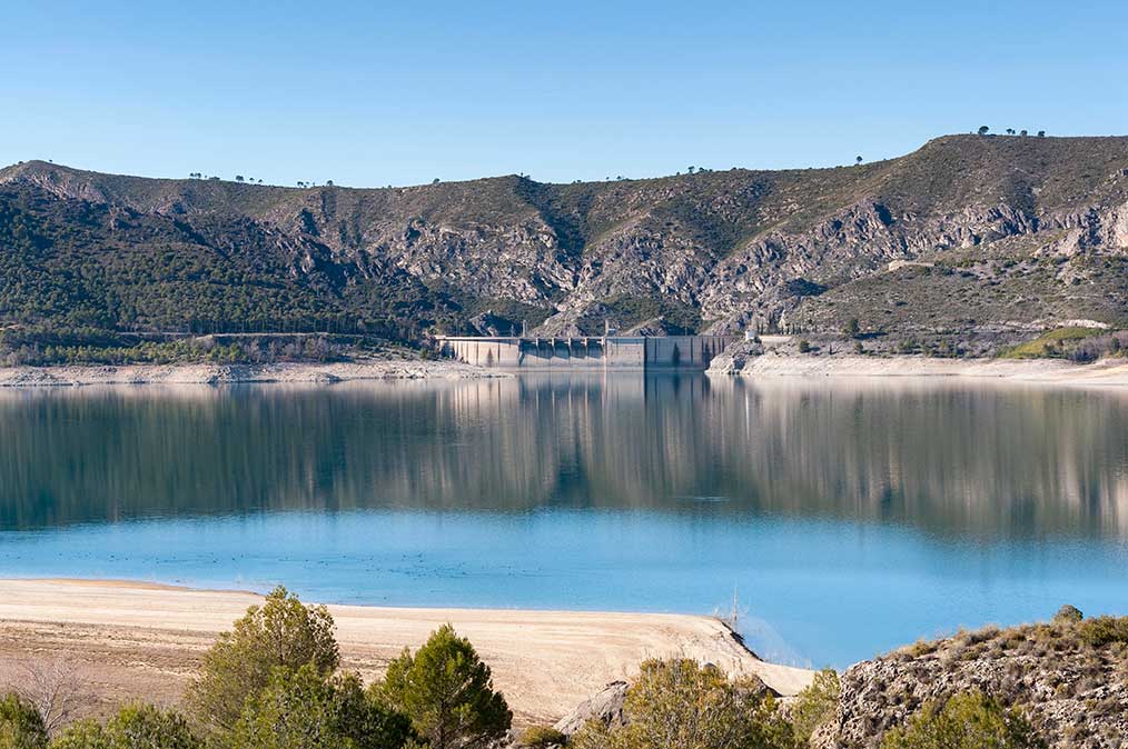 Un niño de ocho años es escatado tras sufrir un ahogamiento en el pantano de Buendía