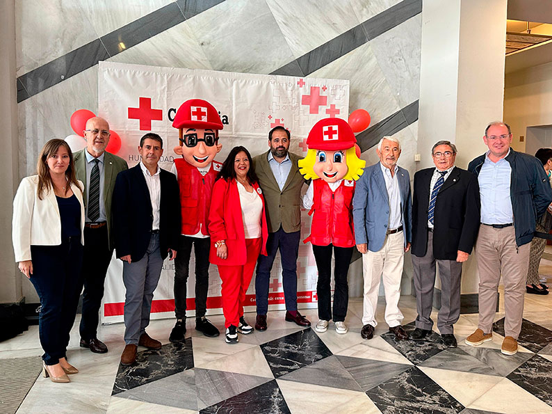 Núñez aplaude y reconoce la labor de Cruz Roja Española, un colectivo que siempre atiende a los que más lo necesitan con profesionalidad y cercanía