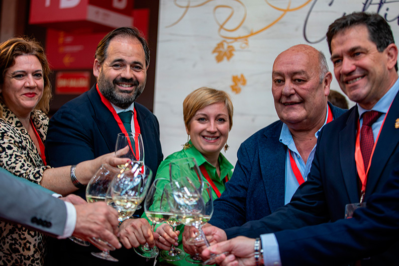 Núñez destaca su compromiso con el vino y señala la necesidad de frenar el nuevo sistema de etiquetado que sería perjudicial para el sector