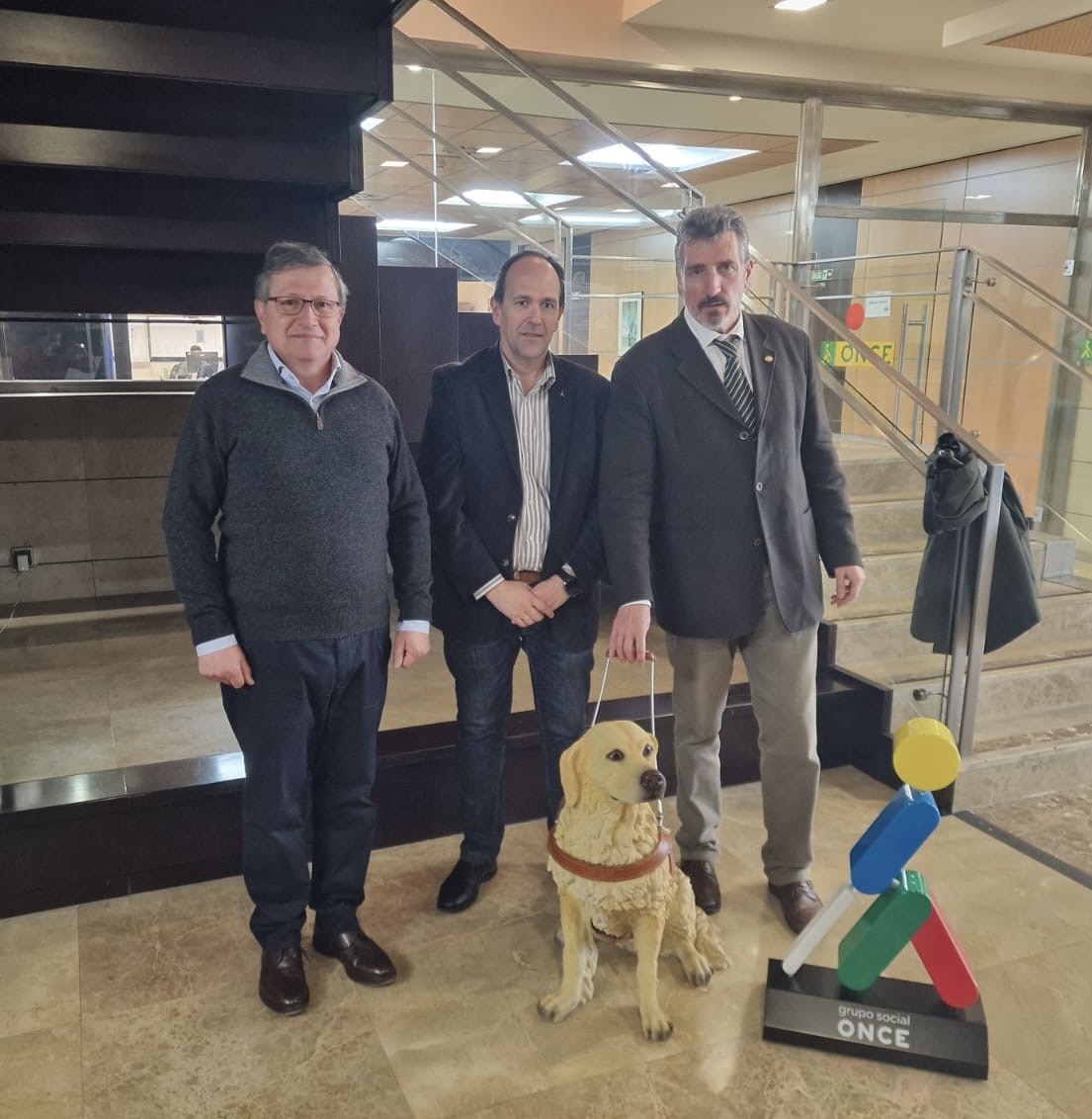 La ONCE y el Consejo de Colegios Profesionales de Veterinarios de Castilla-La Mancha facilitarán servicios a usuarios de perros guía