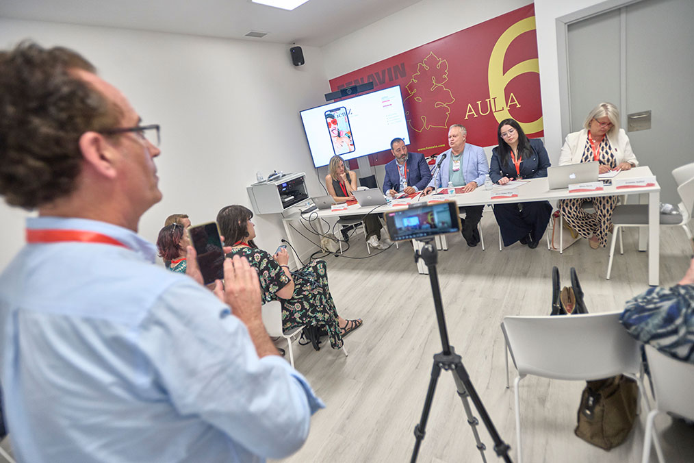 Periodistas especializados se citan en FENAVIN para impulsar una comunicación del vino más moderna